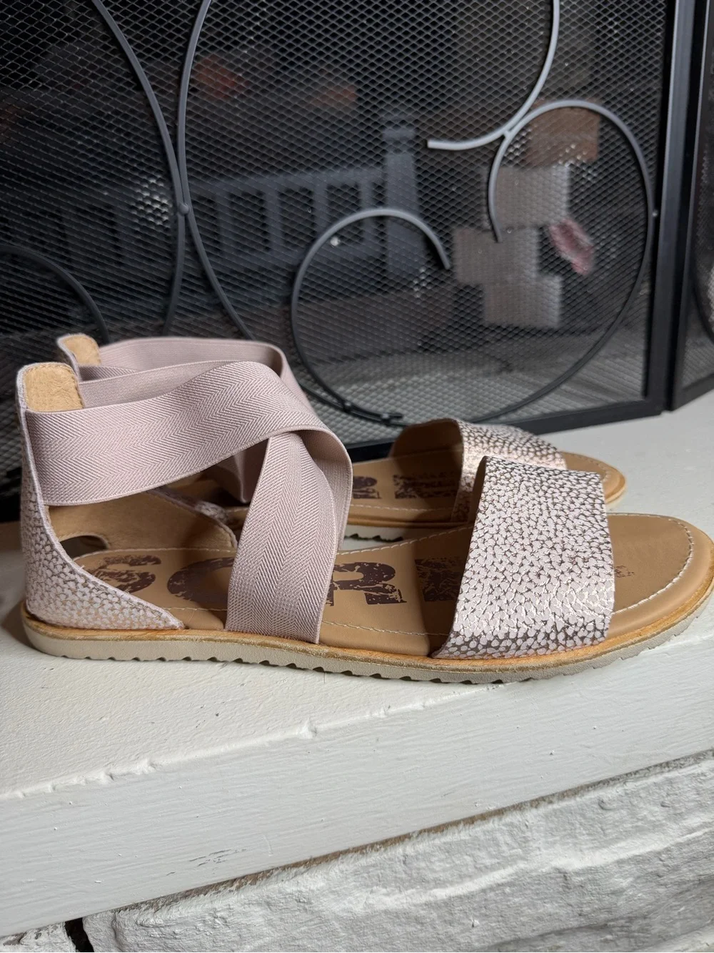 Sorel Ella Sandals Pinkish-Rose Metallic Textured Leather Toe Strap Size 10.5